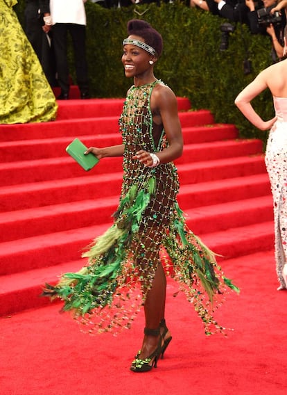 Lupita Nyong'o, la chica de moda, la mujer más bella del mundo según People y la ganadora del Oscar a actriz de reparto por 12 años de esclavitud, arriesgó con este diseño flapper de Prada.