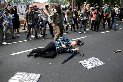 Confrontos entre supremacistas e contramanifestantes na cidade de Charlottesville, Virgínia.