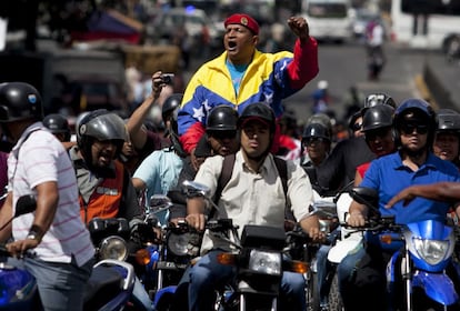 Diversos grupos de motoristas protestaron en Caracas en contra de la ley que les prohíbe viajar en este transporte por las noches