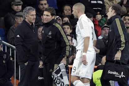 Mourinho observa el cambio de un lesionado Benzema frente al Granada.