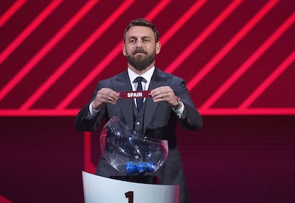 Daniele De Rossi sujeta este lunes la papeleta de España en el sorteo organizado por la FIFA en Zúrich para establecer los grupos de clasificación para el Mundial de 2022.