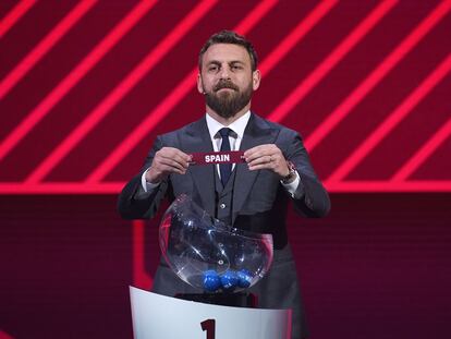 Daniele De Rossi sujeta este lunes la papeleta de España en el sorteo organizado por la FIFA en Zúrich para establecer los grupos de clasificación para el Mundial de 2022.