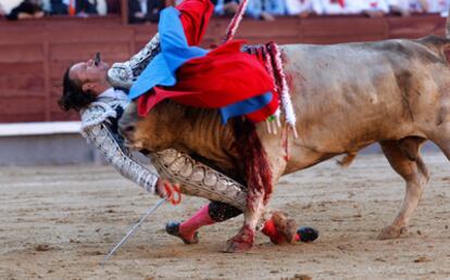 El diestro Julio Aparicio recibe la cornada en la boca en el primer toro de su lote en Las Ventas.