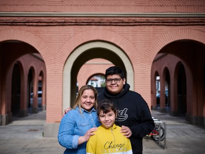 Ana Gabriela junto a sus hija Gabriela y su hijo Joel, una familia nicaragüense que vive en Pamplona después de que la madre emigrara en primer lugar de su país.