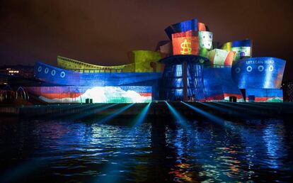 Espectáculo 'Reflections' sobre la fachada del Museo Guggenheim de Bilbao, ayer miércoles.