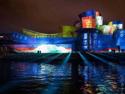 Espectáculo 'Reflections' sobre la fachada del Museo Guggenheim de Bilbao, ayer miércoles.