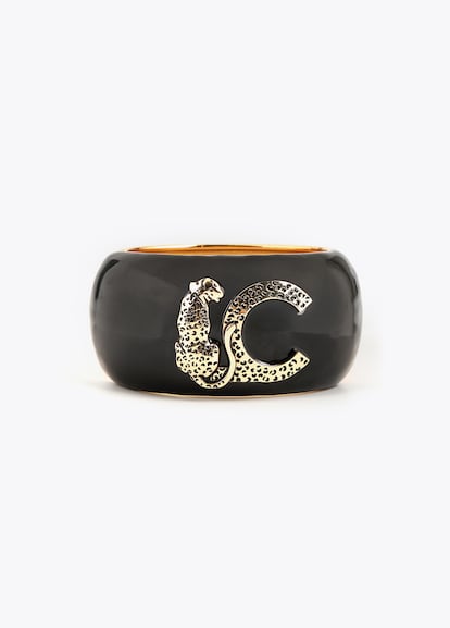 Si buscas un accesorio con el destacar en tu día a día, nada como esta pulsera ancha dorada lacada en negro y con el logo de Lola Casademunt que combina un leopardo y la C.

Comprar por 59.95 €