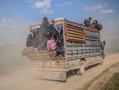 Un camión transporta este viernes a personas que huyen de Baguz.