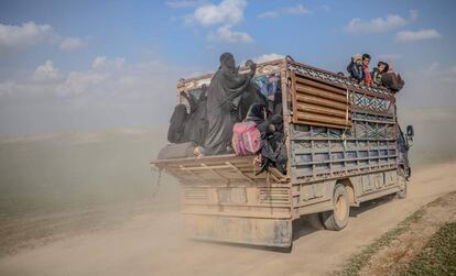 Un camión transporta este viernes a personas que huyen de Baguz.