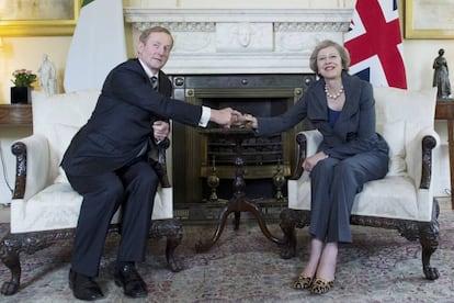 Los primeros ministros de Irlanda y Reino Unido, Enda Kenny y Theresa May, a finales de junio.