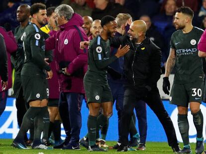 Guardiola celebra el triunfo en Huddersfield con sus jugadores.