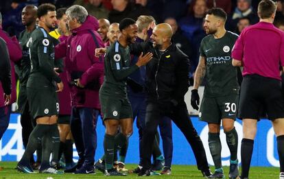 Guardiola celebra el triunfo en Huddersfield con sus jugadores.