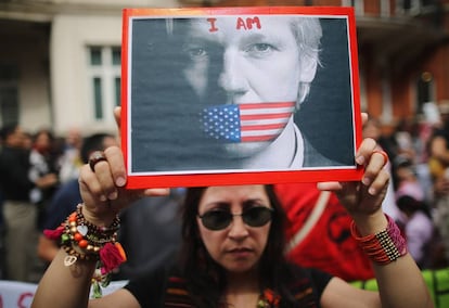 Una mujer sostiene una fotografía de Assange, durante una manifestación convocada ante la Embajada de Ecuador en Londres, cuando el fundador de WikiLeaks todavía se refugiaba en ella.