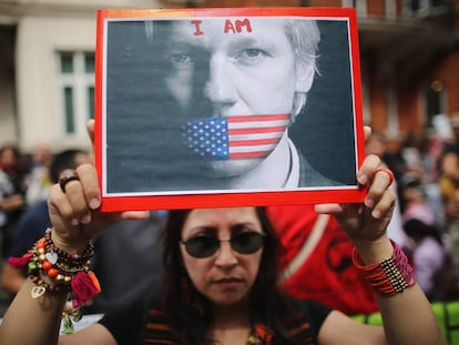 Una mujer sostiene una fotografía de Assange, durante una manifestación convocada ante la Embajada de Ecuador en Londres, cuando el fundador de WikiLeaks todavía se refugiaba en ella.