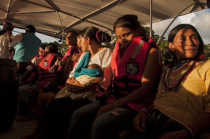 Todos los habitantes de Sharamentsa disfrutan de su primer paseo en el primer bote solar que está en manos y gestión de toda la nacionalidad achuar. Las mujeres comentan que con este transporte van a poder mejorar las condiciones de vida de sus hijos, tanto en educación como en alimentación y salud.