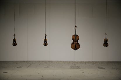 Instalación de Cabosanroque 'Sous les violons, la plage!', en el centro de arte Lo Pati de Amposta, en la que los espectadores lanzan piedras a los instrumentos.