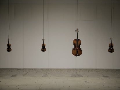 Instalación de Cabosanroque 'Sous les violons, la plage!', en el centro de arte Lo Pati de Amposta, en la que los espectadores lanzan piedras a los instrumentos.