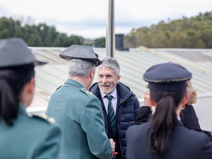 Grande-Marlaska con guardias civiles y policías en El Pardo (Madrid), el pasado 6 de marzo de 2023.