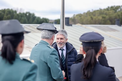 Grande-Marlaska con guardias civiles y policías en El Pardo (Madrid), el pasado 6 de marzo de 2023.