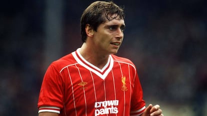 Michael Robinson, en un Liverpool-Manchester United de 1983.