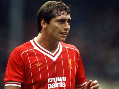 Michael Robinson, en un Liverpool-Manchester United de 1983.