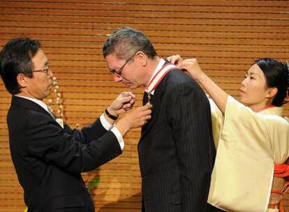 El embajador japonés, Motohide Yoshikawa, condecora a Alberto Ruiz-Gallardón.