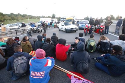 Els estudiants tallen el trànsit a la Ronda de Dalt a l'altura de Cornellà.