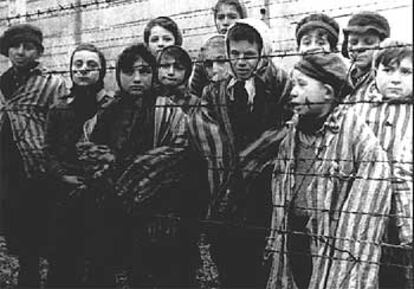 Un grupo de niños, en el campo de concentración de Auschwitz (Polonia).