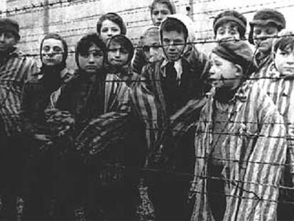 Un grupo de niños, en el campo de concentración de Auschwitz (Polonia).