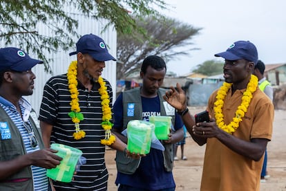 El equipo del Programa de Mosquitos Amigos de Yibuti se prepara para liberar mosquitos amistosos que han sido recubiertos de polvo amarillo fluorescente el 18 de marzo de 2023.