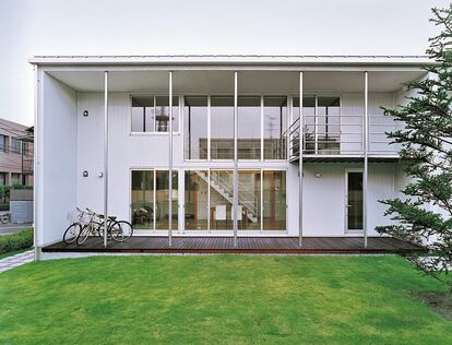 A la empresa japonesa Muji hay que reconocerle su capacidad para desarrollar auténticas casas de fabricación industrial, bien diseñadas por arquitectos. Su primera propuesta, la Muji House, ideada en 2004 por Kazuhiko Namba, especializado en  elementos modulares. Su fachada posterior, recubierta con paneles de chapa de acero galvanizado y ampliamente acristalada.