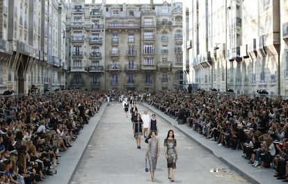 Para presentar la colección se ha construido en el interior del Grand Palais de París una avenida falda bautizada como Boulevard Chanel. El detalle de la recreación era asombroso: charcos, alcantarillas y aceras de adoquín recorrían la pasarela.