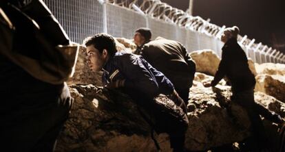 Inmigrantes ilegales en Grecia intentan huir subiéndose a un barco.