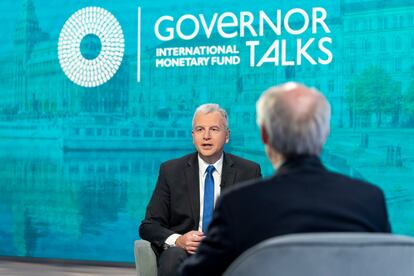 Alfred Kammer (izquierda), economista del FMI responsable de Europa, habla con el gobernador del Banco Central de Suecia, Stefan Nils Magnus Ingves, el 19 de abril en Washington.