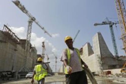 Trabajadores en la obra de ampliaci&oacute;n del canal de Panam&aacute;