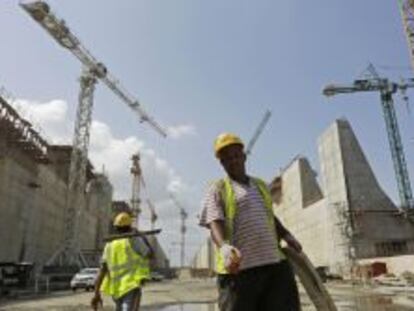 Trabajadores en la obra de ampliaci&oacute;n del canal de Panam&aacute;