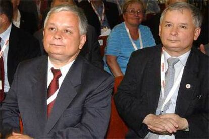 Lech Kaczynski (izquierda) y su hermano gemelo, Jaroslaw, durante el congreso de Solidaridad  en agosto pasado.