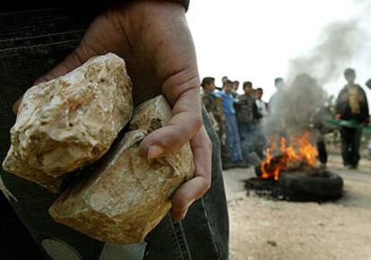 Un joven palestino se prepara para lanzar piedras contra las tropas israelíes, ayer en Cisjordania.
