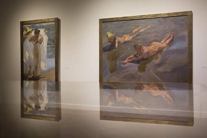 “Niños en la playa” (izquierda) y “Tras el baño”, de Joaquín Sorolla, en la exposición “Tesoros de la Hispanic Society of Americas” en el museo de Bellas Artes