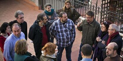 Xavier Domènech reunido con los miembros de su partido.