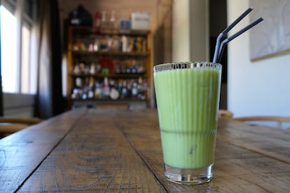 Batido con galería de licores para añadirle al fondo. / EL COMIDISTA