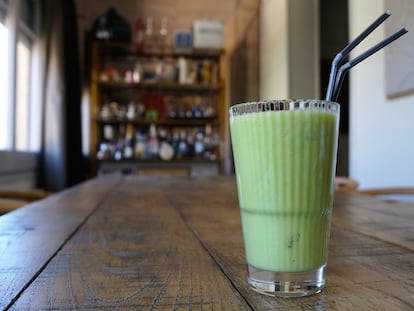 Batido con galería de licores para añadirle al fondo. / EL COMIDISTA