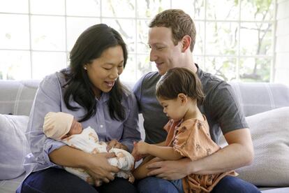 Mark Zuckerberg junto a su mujer Priscilla Chan y sus dos hijas, August y Max.