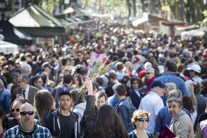 Miles de personas celebran el Día de San Jordi en Barcelona.