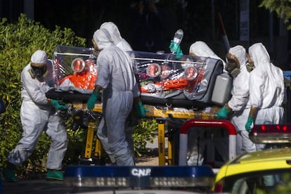 Miguel Pajares y la religiosa Juliana Bohi han sido trasladados desde la base aérea de Torrejón de Ardoz. Ambos ocuparán habitaciones aisladas en una planta del centro sanitario Carlos III.