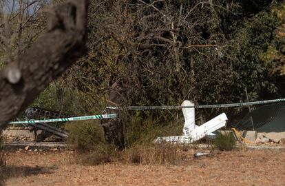 Han muerto los dos ocupantes de la avioneta y los cinco del helicóptero, una familia compuesta por padre, madre y dos hijos menores, posiblemente de nacionalidad alemana, además del piloto. En la imagen, zona acordonada junto a restos de los vehículos implicados en una colisión aérea.