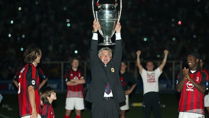 Carlo Ancelotti levanta en 2003 su primera Copa de Europa como entrenador, tras derrotar en los penaltis a la Juventus.