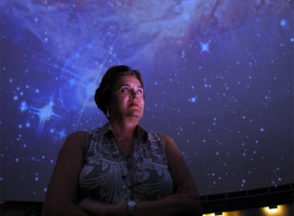 Asunción Sánchez bajo el cielo del Planetario de Madrid.