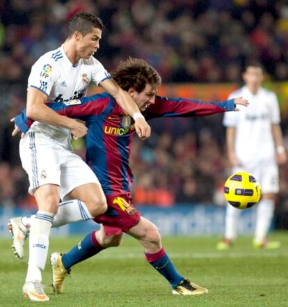 Messi y Cristiano Ronaldo dispután un balón durante el útlimo enfrentamiento entre Real Madrid y Barcelona en el Camp Nou.