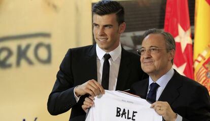 Florentino P&eacute;rez and Gareth Bale during the player&#039;s presentation at the Santiago Bernab&eacute;u.